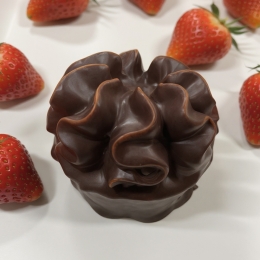 Пирожное "Корзиночка с клубникой в шоколаде", 50 г